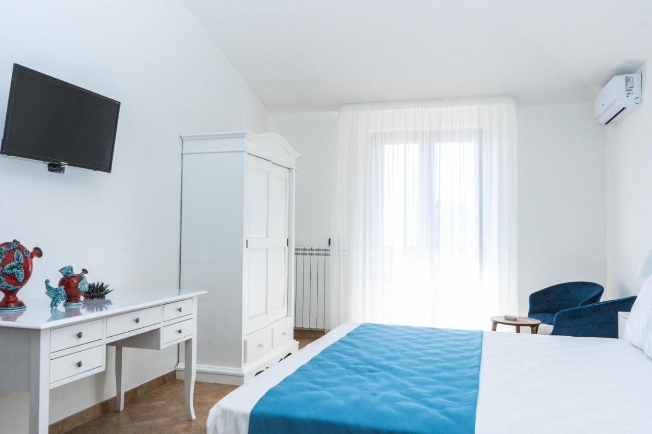 Relais Ruggiero Bed & Breakfast Le Castella  Ngoại thất bức ảnh