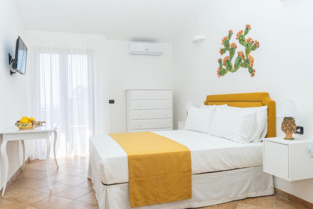 Relais Ruggiero Bed & Breakfast Le Castella  Ngoại thất bức ảnh